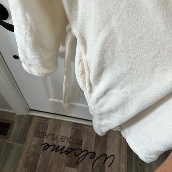 Robe - Picture 5 of 6